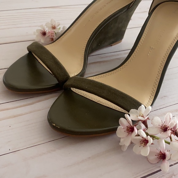 Banana Republic olive green sandal - Picture 7 of 16